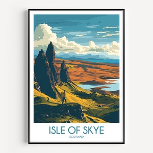 Könnte beinhalten: Ein vertikales Reiseplakat mit einer stilisierten Landschaft der Isle of Skye in Schottland. Das Bild zeigt eine Person mit Rucksack, die auf einer Klippe nahe dunkler Felsformationen steht und auf ein Tal, Wasser und ferne Berge unter einem blauen Himmel mit weißen Wolken blickt. Der Text ISLE OF SKYE SCOTLAND ist unten aufgedruckt.