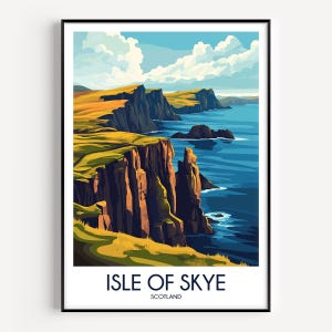 Könnte beinhalten: Ein vertikaler Kunstdruck mit einer Landschaftsillustration der Isle of Skye in Schottland. Die Szene zeigt hohe, zerklüftete Klippen mit goldgelbem Gras, die auf tiefblaues Meerwasser unter einem wolkenverhangenen Himmel treffen. Der Text lautet ISLE OF SKYE SCOTLAND.
