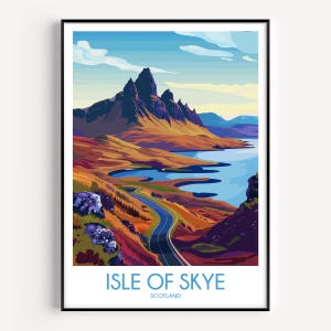 Könnte beinhalten: Ein vertikaler Kunstdruck mit einer stilisierten Landschaft der Isle of Skye in Schottland. Die Illustration zeigt zerklüftete dunkle Berge, goldene Hügel, eine kurvenreiche Straße und ein blaues Gewässer unter einem hellblauen Himmel. Text: ISLE OF SKYE SCOTLAND.