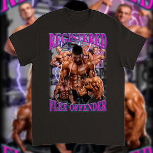 Peut inclure: T-shirt noir avec un motif rose de bodybuilders dans un environnement de gymnase. Le motif comprend le texte "REGISTERED FLEX OFFENDER".