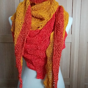 Triangular scarf hand-knitted peach