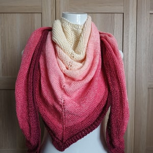 Knitted triangular scarf, cream/red