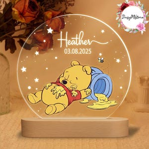 Personlig nattlampa med Puh, LED-lampa med namn och datum, present till födelsebesked, barnrumsdekor med Nalle Puh