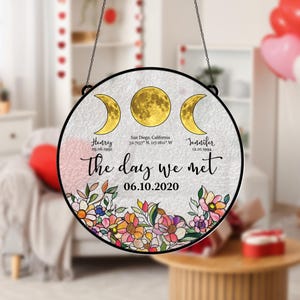 Gepersonaliseerd The Day We Met Maanfase op datum Glas-in-lood suncatcher, cadeau voor stel, jubileumcadeau, aandenken paar