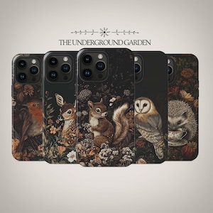 Puede incluir: Conjunto de cinco fundas para teléfono con un fondo oscuro adornado con intrincados diseños florales y varias criaturas del bosque, incluyendo un petirrojo, un ciervo, una ardilla, un búho y un erizo.