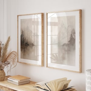 以下が含まれることがあります： 明るい木製の仕上げのコンソールテーブル。テーブルには2つの棚があり、ドライフラワーの入った花瓶、本、額装されたプリントで飾られています。