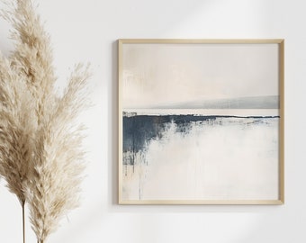 Puede incluir: Pintura abstracta en tonos de blanco, gris y azul con una línea horizontal que divide el lienzo. La pintura está enmarcada en un marco de madera claro.