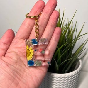 Llavero con letra personalizada: inicial de resina con flor real o lunares. Regalo hecho a mano. Llavero con alfabeto personalizado. Colores brillantes disponibles.