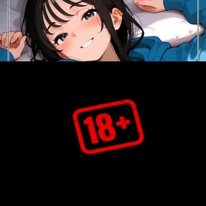 Op de afbeelding: Een anime-stijl illustratie van een persoon met zwart haar en een blauwe top, liggend op een kussen. De persoon glimlacht met roze wangen. Een rode rechthoek met de tekst "18+" staat in het onderste deel van de afbeelding.