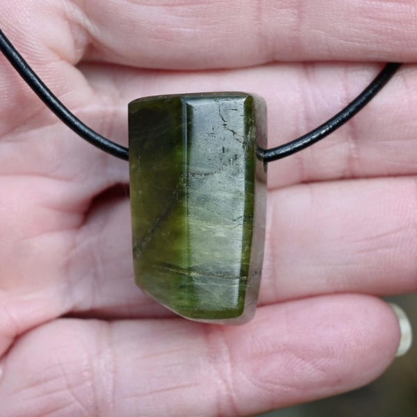 Hermoso colgante de cristal de turmalina verde (verdelita) sin tratar, 17 g.