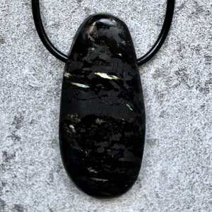 Very beautiful, genuine, untreated NUUMMIT / NUUMMITE pendant 13.8 g size is in the item description