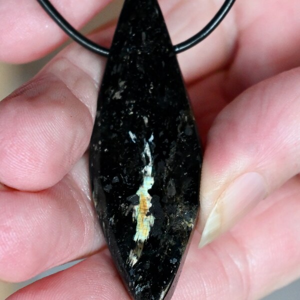 Very beautiful, genuine, untreated NUUMMIT / NUUMMITE pendant 17.4 g size is in the item description