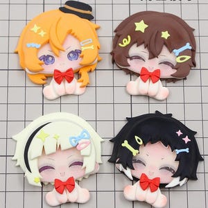 Puede incluir: Cuatro figuras de personajes de estilo anime. Cada figura tiene un peinado y accesorios únicos, incluyendo lazos, estrellas y un pequeño sombrero. Las figuras tienen una pajarita roja y un tono de piel claro. El texto "成品展示" es visible en la parte superior.