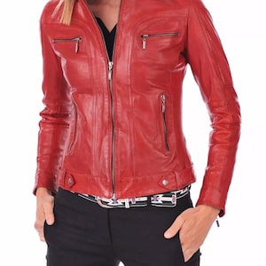 Blouson moto rouge pour femme en cuir d'agneau souple, coupe ajustée
