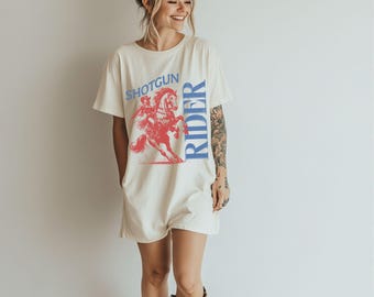 T-shirt graphique de cavalier fusil de chasse, chemise de cow-girl en détresse, t-shirt ride or die, vêtements western à la mode, vêtements rétro du Midwest, t-shirt chéri de rodéo