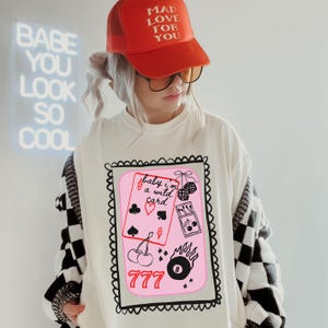 Tesoro, sono una maglietta grafica "jolly" disegnata a mano, sindrome della ragazza fortunata, abbigliamento "fortunato tu", estetica, viaggio di gruppo tra ragazze a Las Vegas, magliette 777 karma
