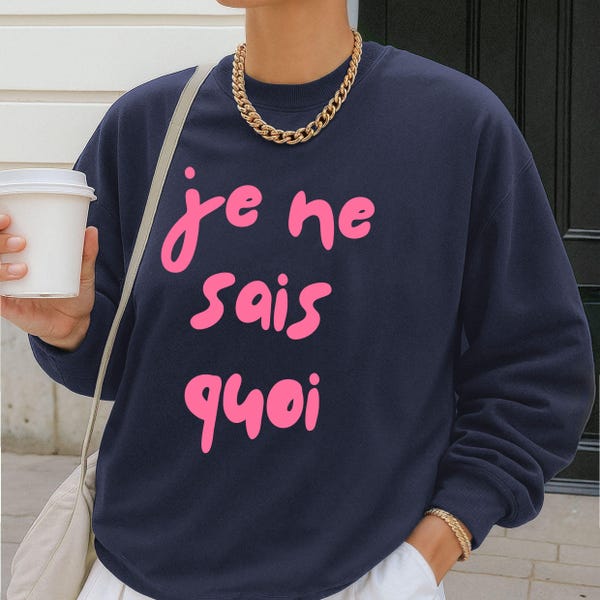 Sweat-shirt Je Ne Sais Quoi, chemise chic française tendance, tenue de week-end esthétique pinterest, vêtements de voyage en France, cadeau pour elle