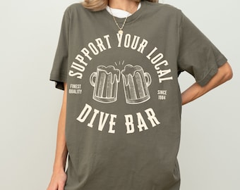 Sostieni la maglietta grafica del tuo bar locale, maglietta retrò da birra, abbigliamento divertente per alcolici, regalo di tendenza, maglietta da barista, abbigliamento da cocktail hipster