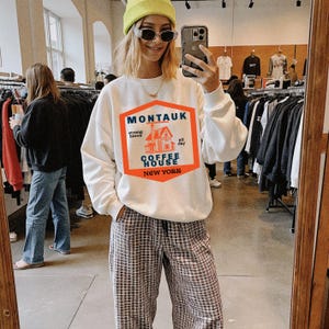 Bluza z nadrukiem Montauk Coffee House, koszula Vintage New York, koszulka z motywem kultury kawy, prezent dla baristy, prezent dla miłośnika kawy, koszulka retro hipster espresso