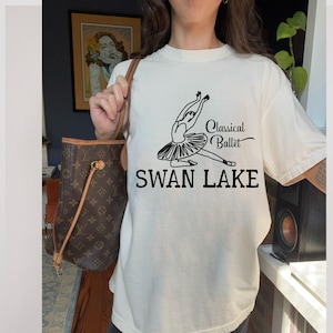 Camiseta estampada Lago dos Cisnes, camiseta para bailarina clássica, vestuário moderno de balletcore, roupa de dança, presente para bailarina, roupa de ponta para dança, camiseta
