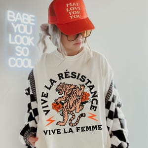 Camiseta gráfica Vive La Résistance, camiseta Vive la femme, ropa feminista de moda, camiseta desgastada Resist, ropa de igualdad, camiseta Exist Loudly