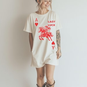 Camiseta gráfica Lady Luck, camiseta cowgirl da moda, camiseta de baralho Lucky You, camiseta do Dia dos Namorados, camiseta desgastada do Velho Oeste, camiseta Ride or Die