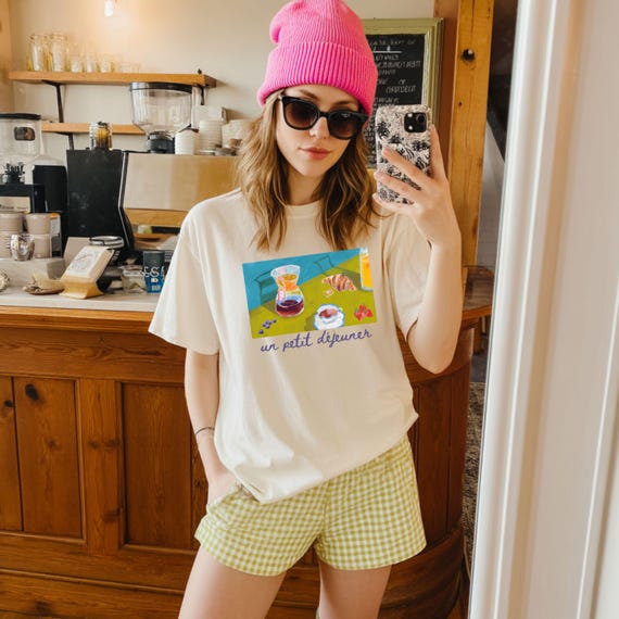 T-shirt grafica Petit Dejeuner, maglietta estetica disegnata a
