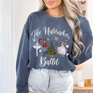 Felpa con stampa del balletto dello Schiaccianoci, camicia da ballerina vintage, abbigliamento per la stagione dello Schiaccianoci, epoca dello Schiaccianoci, regalo per ballerina di punta