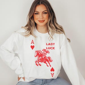 Felpa Lady Luck, maglietta da cowgirl alla moda, maglietta "fortuna te", maglietta con carte da gioco dall'estetica retrò, maglietta per San Valentino, regalo di tendenza per lei