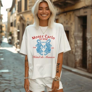 モンテカルロ グラフィック T シャツ、トレンディなブルー タイガー T シャツ、オールド マネー カルチャー ホテル シャツ、プレッピー バケーション T シャツ、ヨーロッパ旅行ギフト、ビーチ T シャツ
