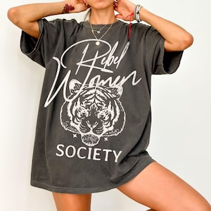 反逆者女性協会グラフィック T シャツ、ヴィンテージウォッシュイージータイガー T シャツ、グランジ美的 T シャツ、ロングライブラッドウーマンギフト、女性エンパワーメントシャツ