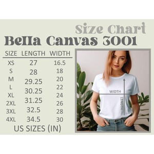 Op de afbeelding: Een witte Bella Canvas 3001 t-shirt maattabel met afmetingen in inches. De tabel bevat maten XS tot 4XL, met bijbehorende lengte- en breedtematen. Een vrouw poseert met het t-shirt, met pijlen die de lengte en breedte aangeven.