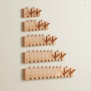Op de afbeelding: Een set van vijf houten kapstokken, elk met een verschillend aantal haken. De kapstokken zijn gemaakt van lichtgekleurd hout en hebben een minimalistisch ontwerp. De haken zijn schuin en bieden een functionele en stijlvolle opbergoplossing.