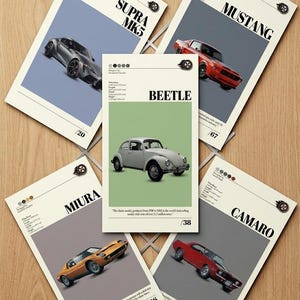 Puede incluir: Cinco carteles de coches con un Supra MK5 plateado, un Mustang rojo, un Beetle blanco, un Miura naranja y un Camaro rojo. Cada cartel tiene una imagen del coche, el nombre del modelo y un número. Los carteles están sobre madera.