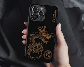 Può includere: Custodia per telefono nera con un design a drago dorato e la parola "Drago" in caratteri cinesi. La custodia ha un ritaglio per l'obiettivo della fotocamera e il nome "William" stampato sul lato.