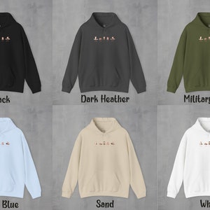 Pode incluir: Seis hoodies de diferentes cores com um gr&aacute;fico de uma linha de patos em fila. As cores s&atilde;o preto, cinza escuro mesclado, verde militar, azul claro, areia e branco.