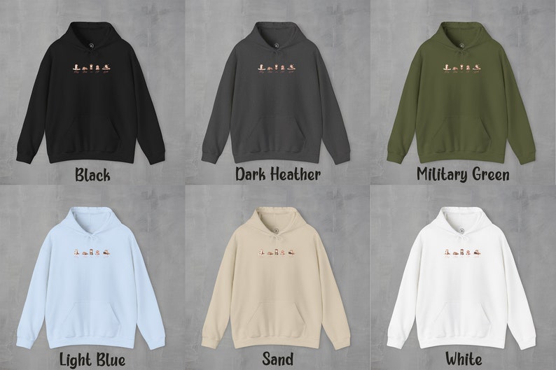 Pode incluir: Seis hoodies de diferentes cores com um gr&aacute;fico de uma linha de patos em fila. As cores s&atilde;o preto, cinza escuro mesclado, verde militar, azul claro, areia e branco.