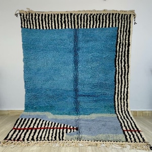 Stahlblauer BENI OURRAIN RUG, Handgewebter Marokkanischer Teppich, Handgemachter Gestreifter Berberteppich, Authentischer marokkanischer Teppich