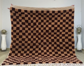 Tapis marocain marron fait main : tapis berbère quadrillé en laine