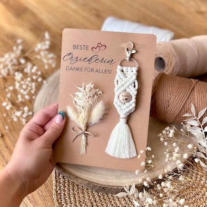 Makramee Schlüsselanhänger | Bund | Holzkugel mit Gravur |Personalisiert | Geschenkidee | Erzieherin mit Herz | Grußkarte | Trockenblumen