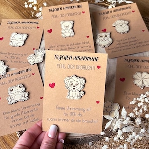 Pocket Hug | Taschen Umarmung | kleine Grußkarte, Postkarte, Glücksbringer  | Geschenk für Kinder, Familie, Freunde | Holzmotiv mit Gravur