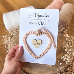 Makramee Anhänger Herz mit Gravur | Personalisiert & mit Grußkarte | Geschenk für Lieblingsmensch | Wanddeko | Holzherz mit Name