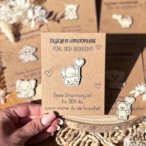 Taschenumarmung Geschenk Karte | Pocket Hug | Glücksbringer | für Kinder, Familie, Freunde | Holzmotiv mit Gravur