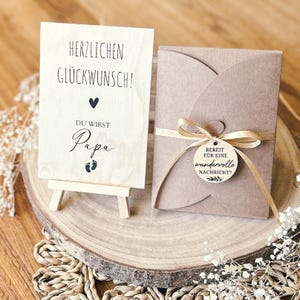Holzplatte mit Gravur zur Schwangerschaft verkünden - Du wirst Papa, Oma, Opa, Tante, Onkel in Geschenkverpackung mit Holzanhänger