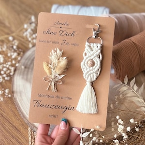 Grußkarte mit Makramee Schlüsselanhänger | Trockenblumen | Holzkugel mit Gravur | Geschenkidee | Personalisiert | Trauzeugin | Hochzeit