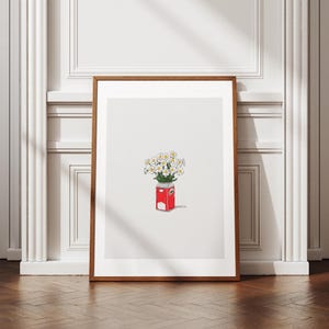 Op de afbeelding: Een ingelijste kunstdruk met een rode blik gevuld met witte en gele bloemen. Het kunstwerk staat tegen een witte achtergrond en is ingelijst in een bruine houten lijst. De print wordt op een houten vloer getoond.