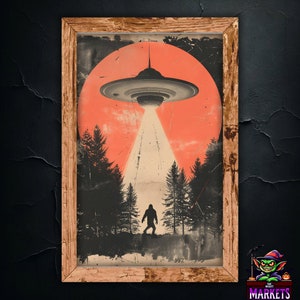 Könnte beinhalten: Ein Vintage-Poster mit einem roten und orangen Sonnenuntergangs-Hintergrund. Ein schwarz-weißes UFO schwebt über einem Wald mit einem Lichtstrahl, der nach unten strahlt. Eine Silhouette eines Bigfoots geht im Wald spazieren.