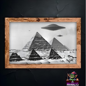 Peut inclure: Une photographie en noir et blanc des pyramides de Gizeh avec des soucoupes volantes dans le ciel. L'image est encadrée dans un cadre en bois.