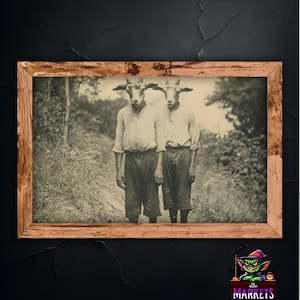 Puede incluir: Una fotografía vintage en blanco y negro de dos personas con cabezas de cabra. La foto está enmarcada en un marco de madera rústico.