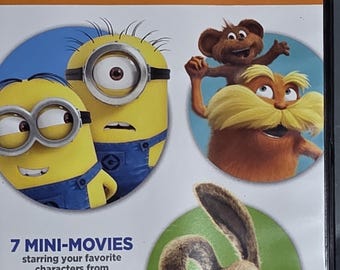 Op de afbeelding: Een dvd-hoesje van de Illumination Entertainment Mini-Movie Collection. De hoes toont twee gele Minions, de Lorax met een klein bruin wezen en het konijn uit Hop. De tekst bevat Mini-Movie Collection, 7 Mini-Movies, Despicable Me en The Lorax.